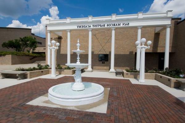 SMA德州大学预备学校的喷泉 & 私立基督教学校校园.